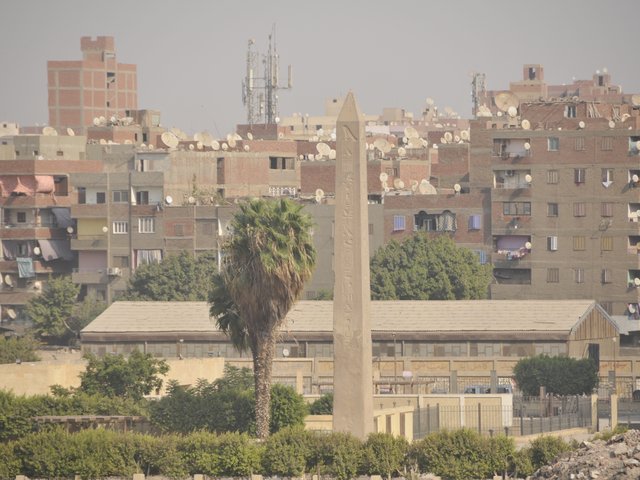 Der Obelisk Sesostris´ I. im Sonnentempel von Matariya/Heliopolis, um 1950 v. Chr. (Foto: Ägyptisches Museum Universität Leipzig, Dietrich Raue)