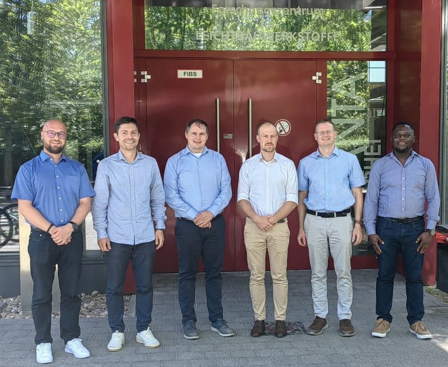 Gruppenbild der Verantwortlichen im HeatCoatRoll-Projekt des FHF zusammen mit den Beteiligten aus der Wirtschaft vor dem Panta Rhei Gebäude der BTU Cottbus-Senftenberg