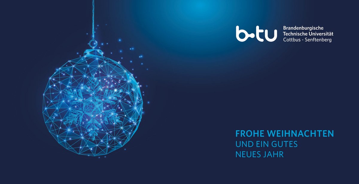 Weihnachtskugel auf blauem Grund
