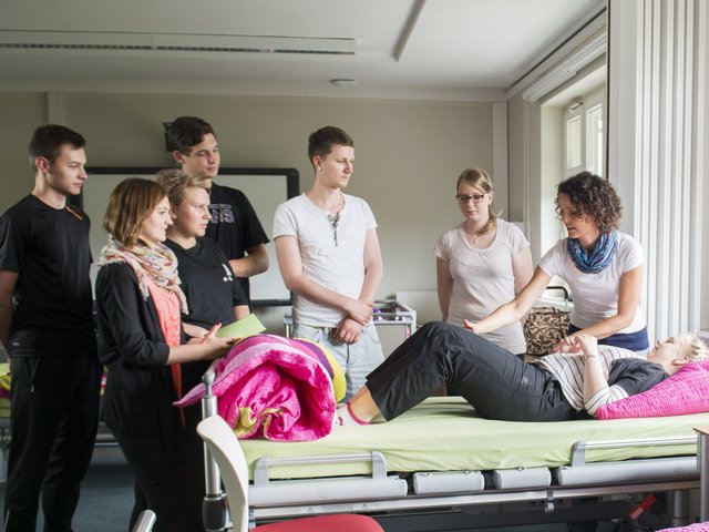 Praktische Ausbildung im Skills Lab