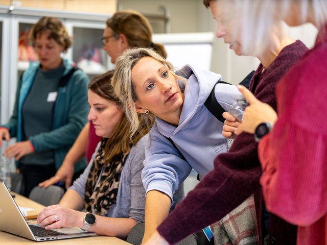 Das Foto zeigt Teilnehmende in einem Workshop.