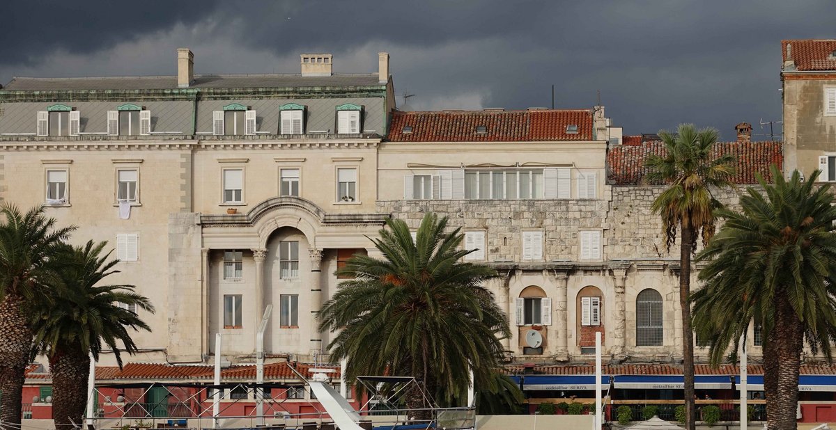 Alter Palast eingebaut in spätere Häuse