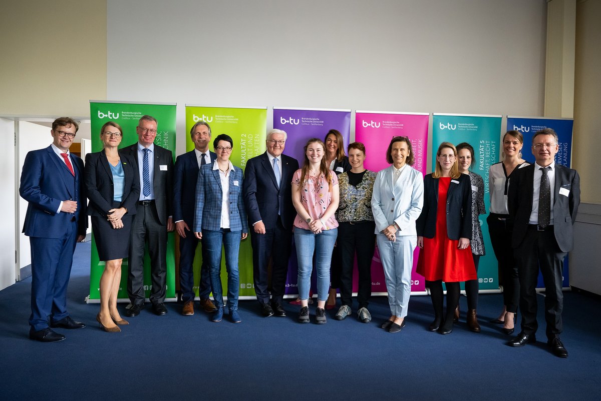 Group photo of the participants of the discussion round "Transformation in Lusatia" © Bernd Brundert