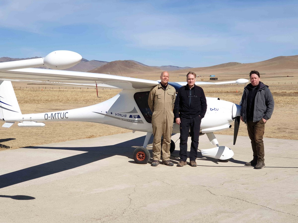 Das Forscherteam mit dem Flugzeug in der mongolischen Steppe