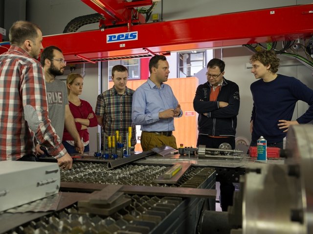 Professor Seidlitz erklärt die Technik den Doktoranden