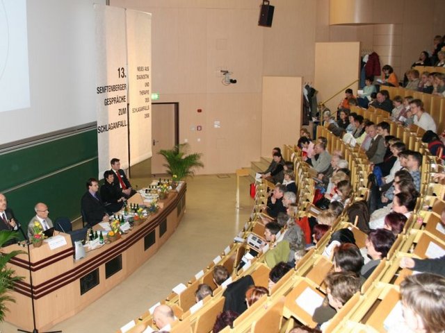 Der Präsident der FH Lausitz, Prof. Dr. Günter H. Schulz, eöffnete im Konrad-Zuse-Medienzentrum die 13. Senftenberger Gespräche zum Schlaganfall.
