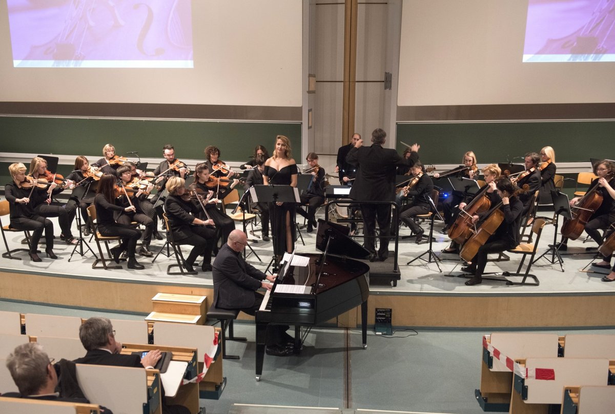 Das BTU-Orchester Collegium musicum bei einem seiner Konzerte mit der Solistin Lara Kobela.