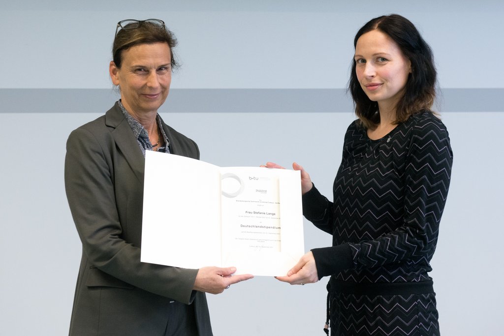 Stefanie Lange erhält die Urkunde von der BTU-Präsidentin
