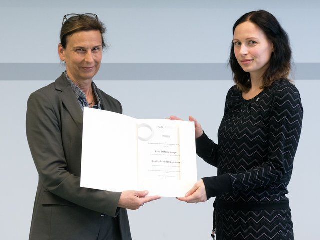 Stefanie Lange erhält die Urkunde von der BTU-Präsidentin
