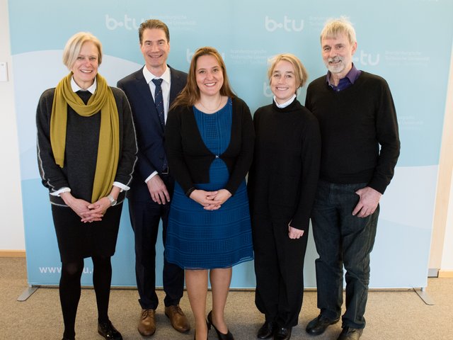 Prof. Dr. Katrin Salchert, Alfred Funk, Manja Schüle, Prof. Dr. Christiane Hipp und Prof. Dr. Matthias Koziol im Präsidium der BTU