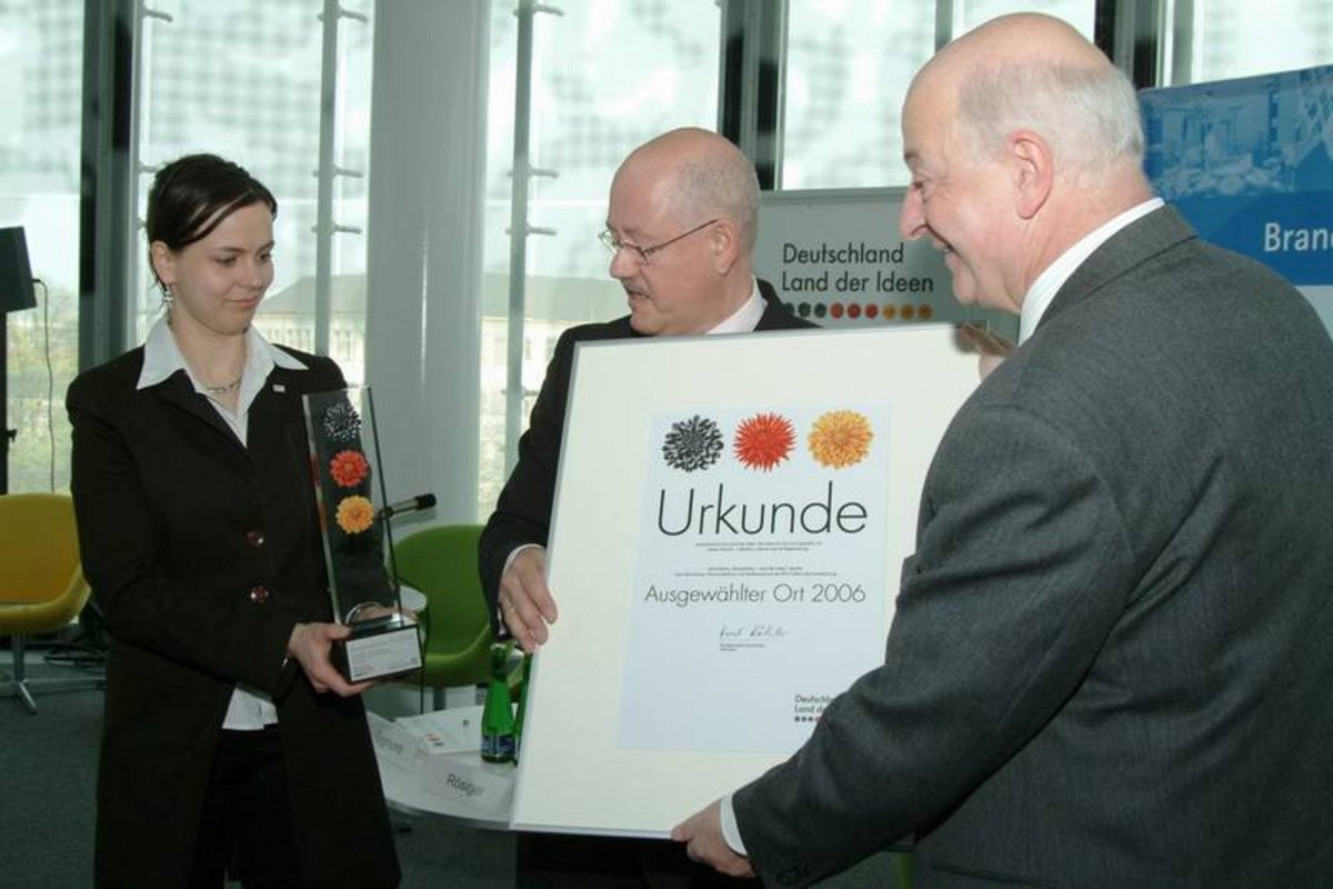 Übergabe der Urkunde durch Herrn Werner von der Deutschen Bank an Prof. Sigmund, Präsident der BTU Cottbus