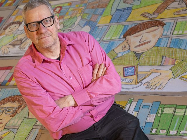 Ralf Schuster mit einigen seiner farbenfrohen Zeichnungen.iten.