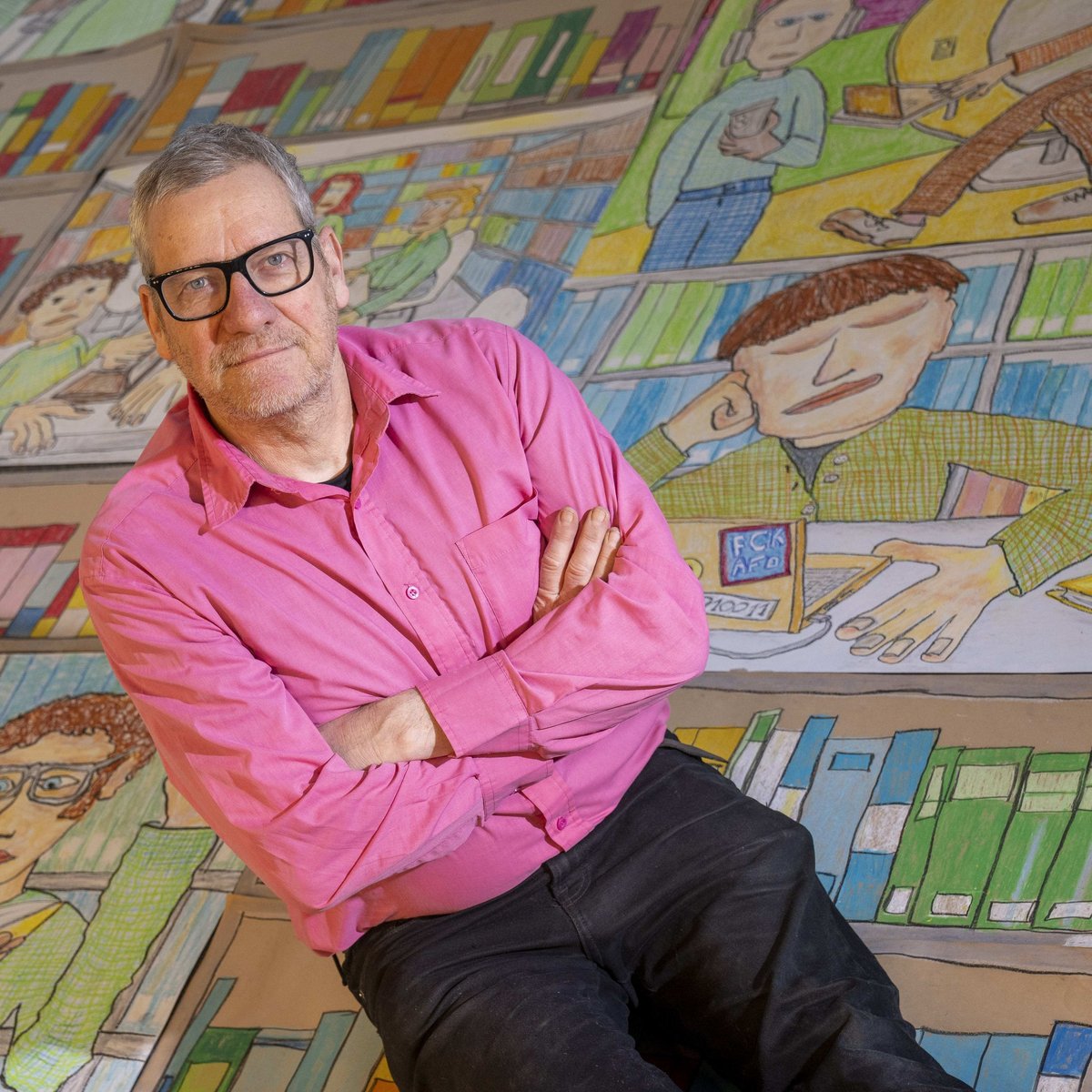 Ralf Schuster mit einigen seiner farbenfrohen Zeichnungen.iten.