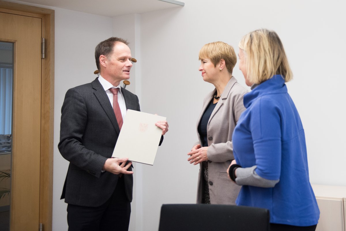 Übergabe des Fördermittelbescheides an Dr. Wunderlichdur