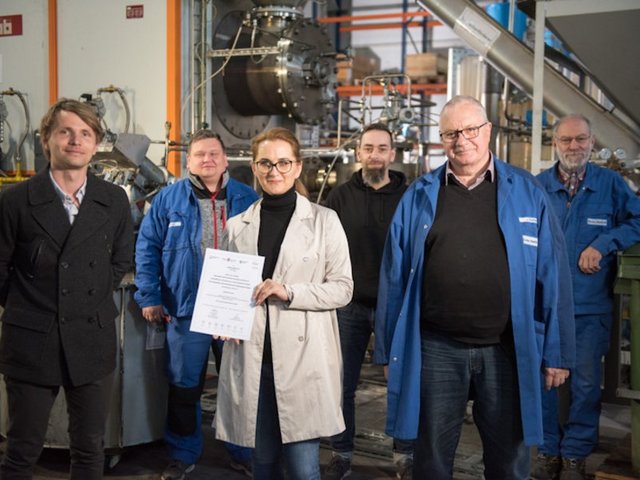 Global Enertec employees together with BTU researcher Jonas Krenz on the premises of Global Enertec AG.