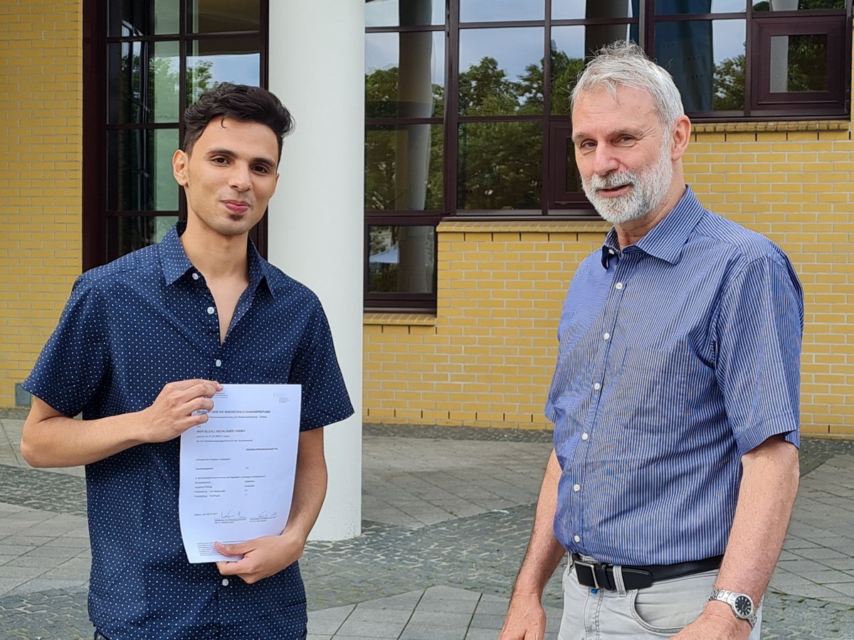 Prof. Dr. Matthias Koziol und Amir Hneish aus Libyen bei der Übergabe des ESiSt-Zeugnisses. Foto: Kathrin Erdmann, BTU