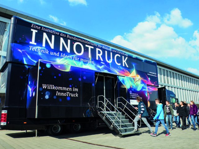 Besucher gehen in den InnoTruck