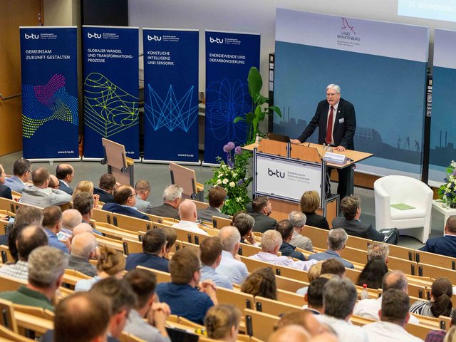 Minister Jörg Steinbach während seiner Rede