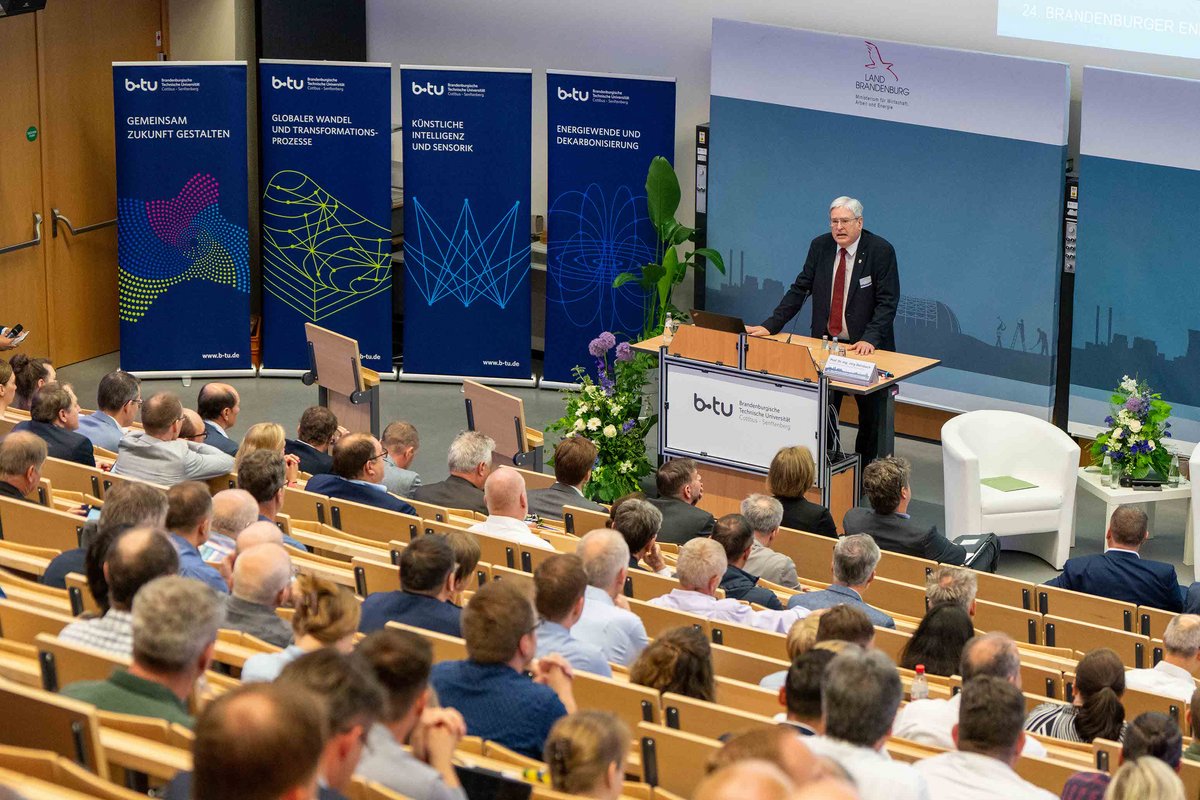 Minister Jörg Steinbach während seiner Rede