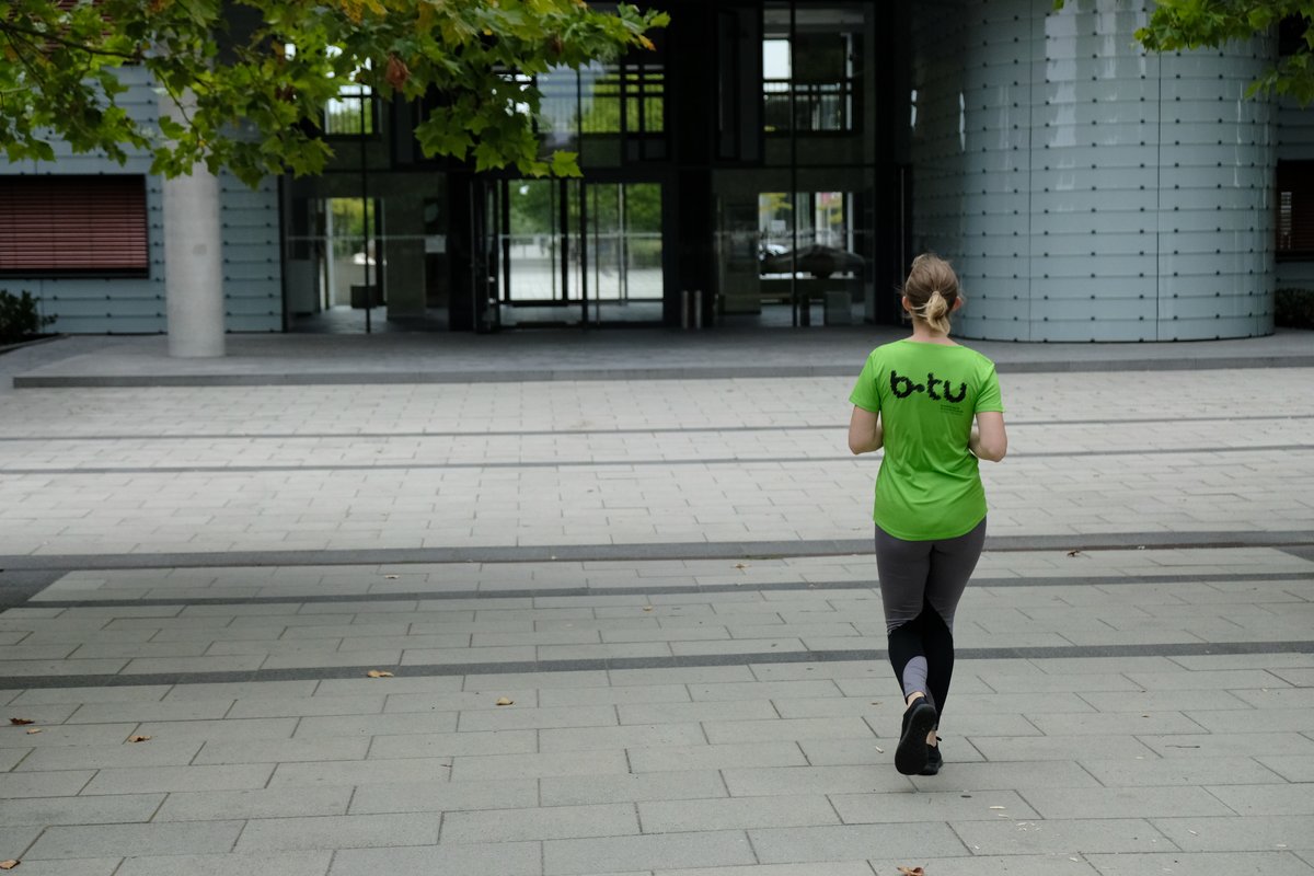 Teilnehmerin am Firmenlauf vor dem Hauptgebäude der BTU