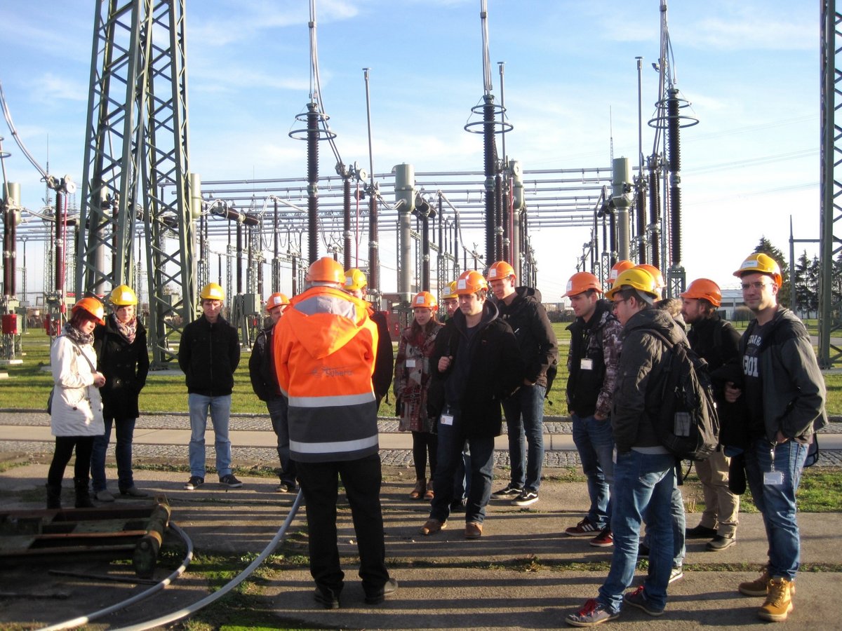 Teilnehmer der Vorlesungsreihe Energielogistik  der BTU Cottbus-Senftenberg besichtogen das Umspannwerk Neuenhagen. Fotos: Prof. Dr.-Ing. Kathrin Lehmann