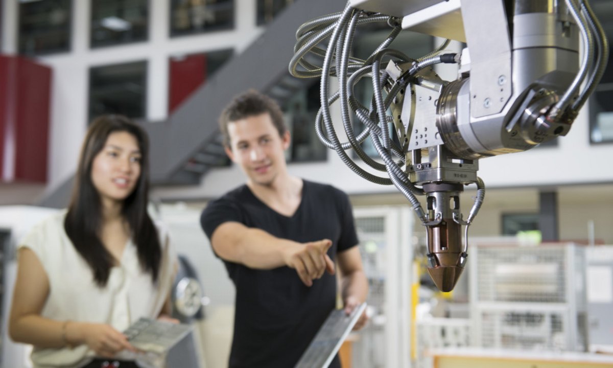 Studierende an der Laserkabine