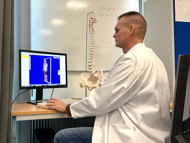 Prof. Dr. Sven Michel am PC arbeitend.