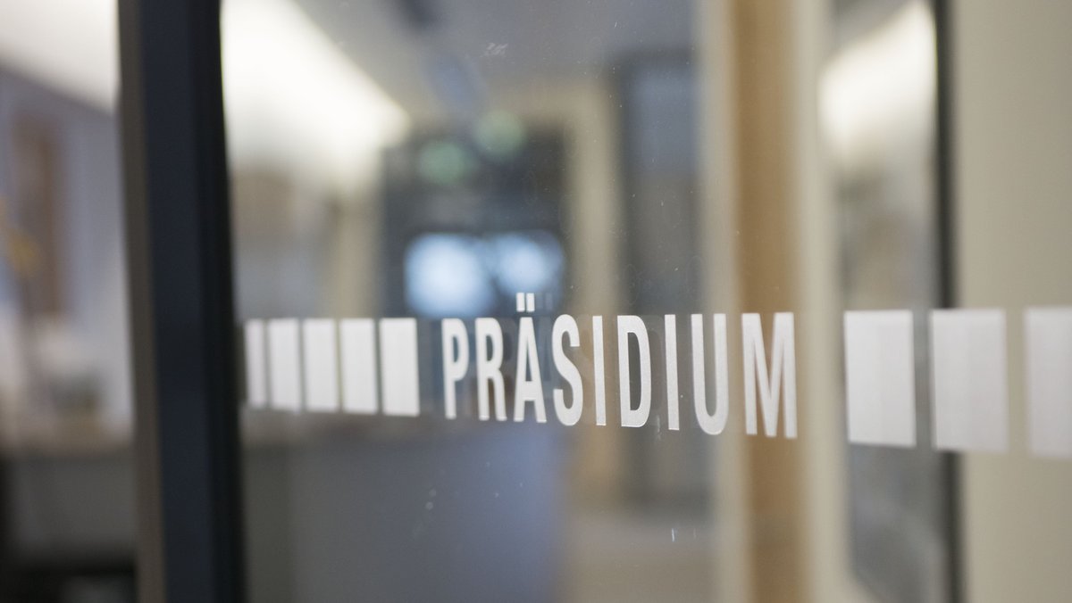 geöffnete Tür zum Präsidium mit Schriftzug