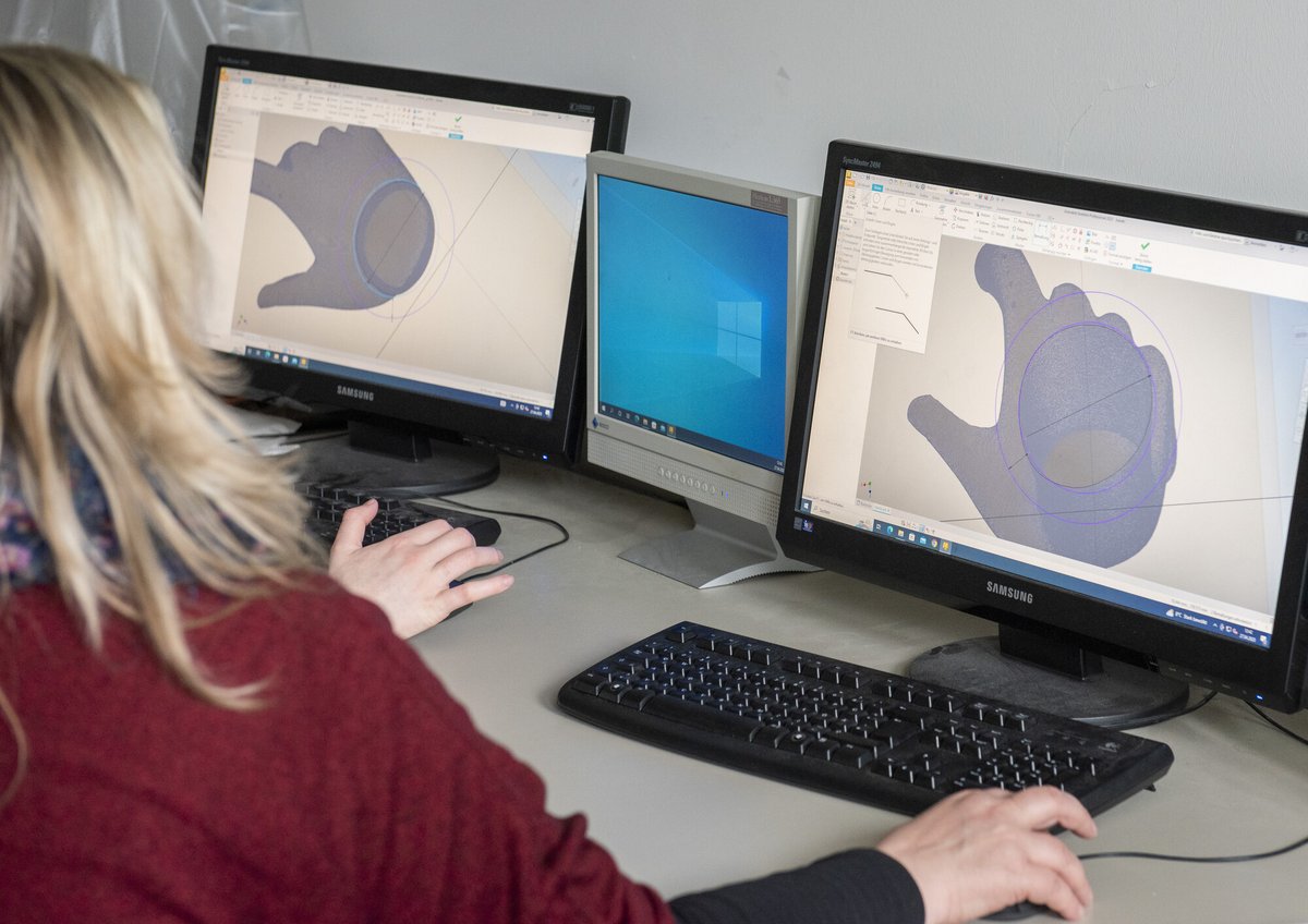 3D-Scan und 3D-Druck von Orthesen in der Medizintechnik, Jugendliche arbeiten am PC.