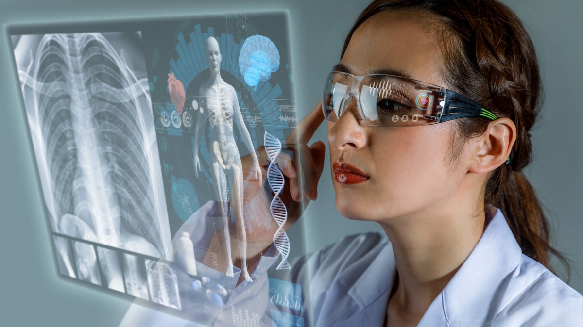 Frau betrachtet mit Augmented Reality Brille Röntgenbilder und Vitaldaten