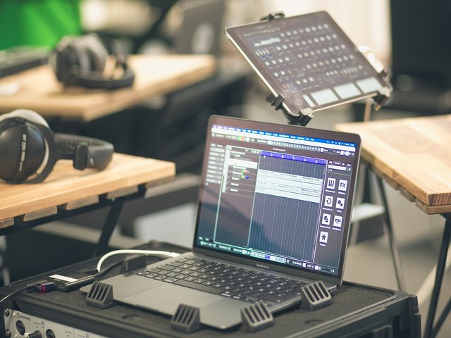 Laptop and headphones. Photo: ZPOP