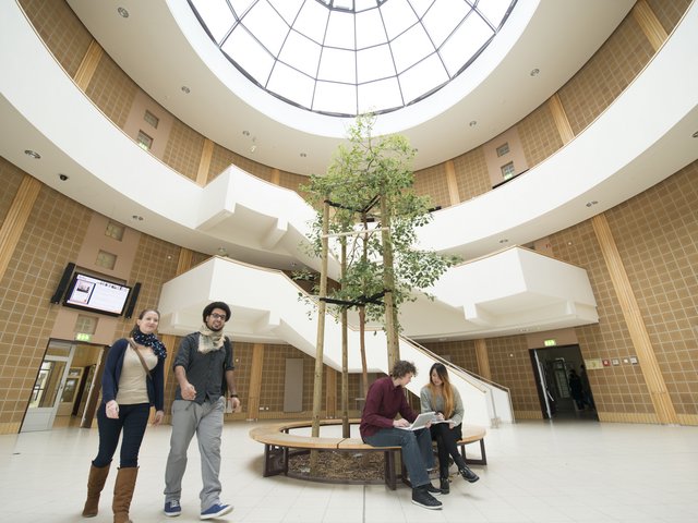 Studierende im Geb. 11 auf dem Campus Senftenberg