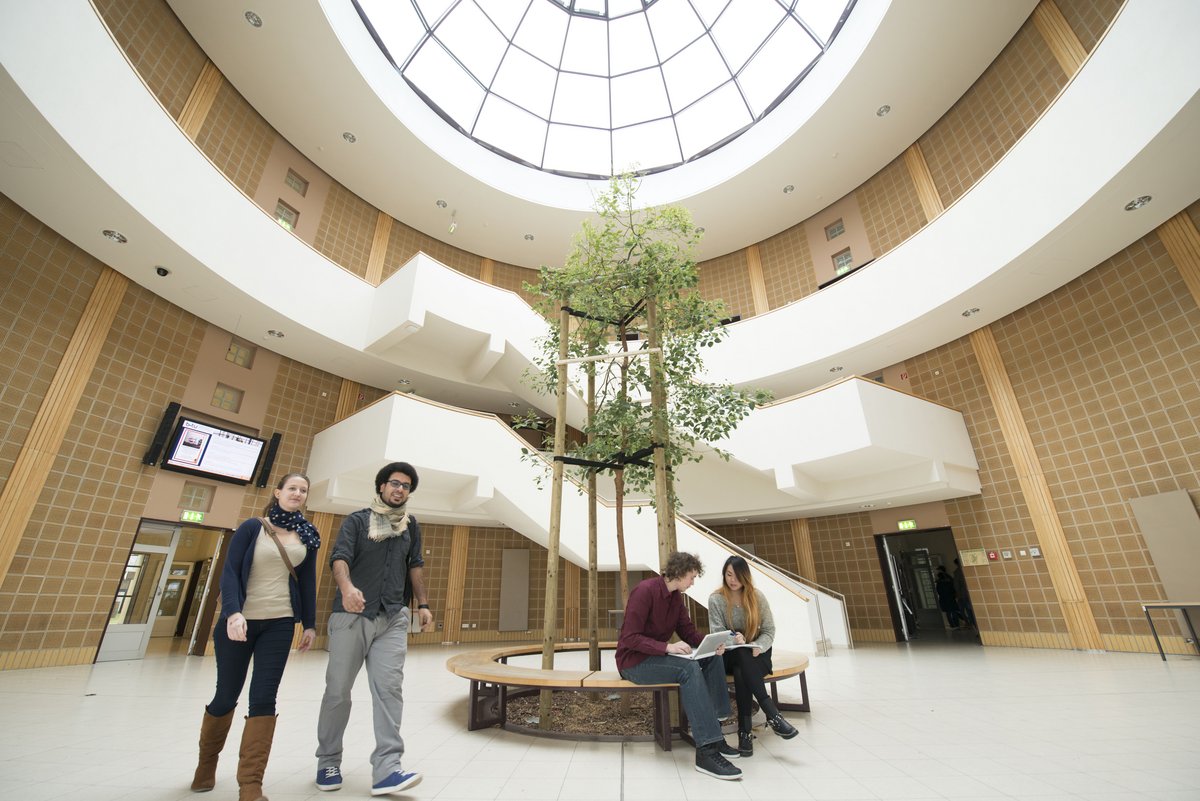 Studierende im Geb 11 auf dem Campus Senftenberg