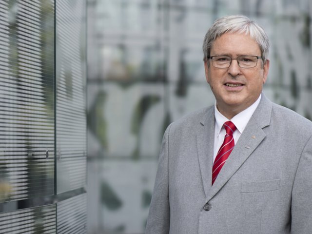 Jörg Steinbach vor der BTU
