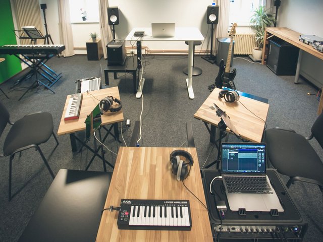 Seminarraum mit elektronischen Musikinstrumanten
