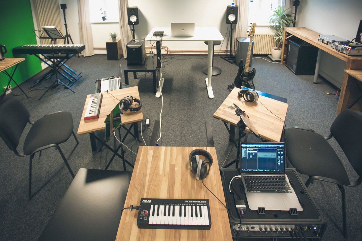 Seminarraum mit elektronischen Musikinstrumanten