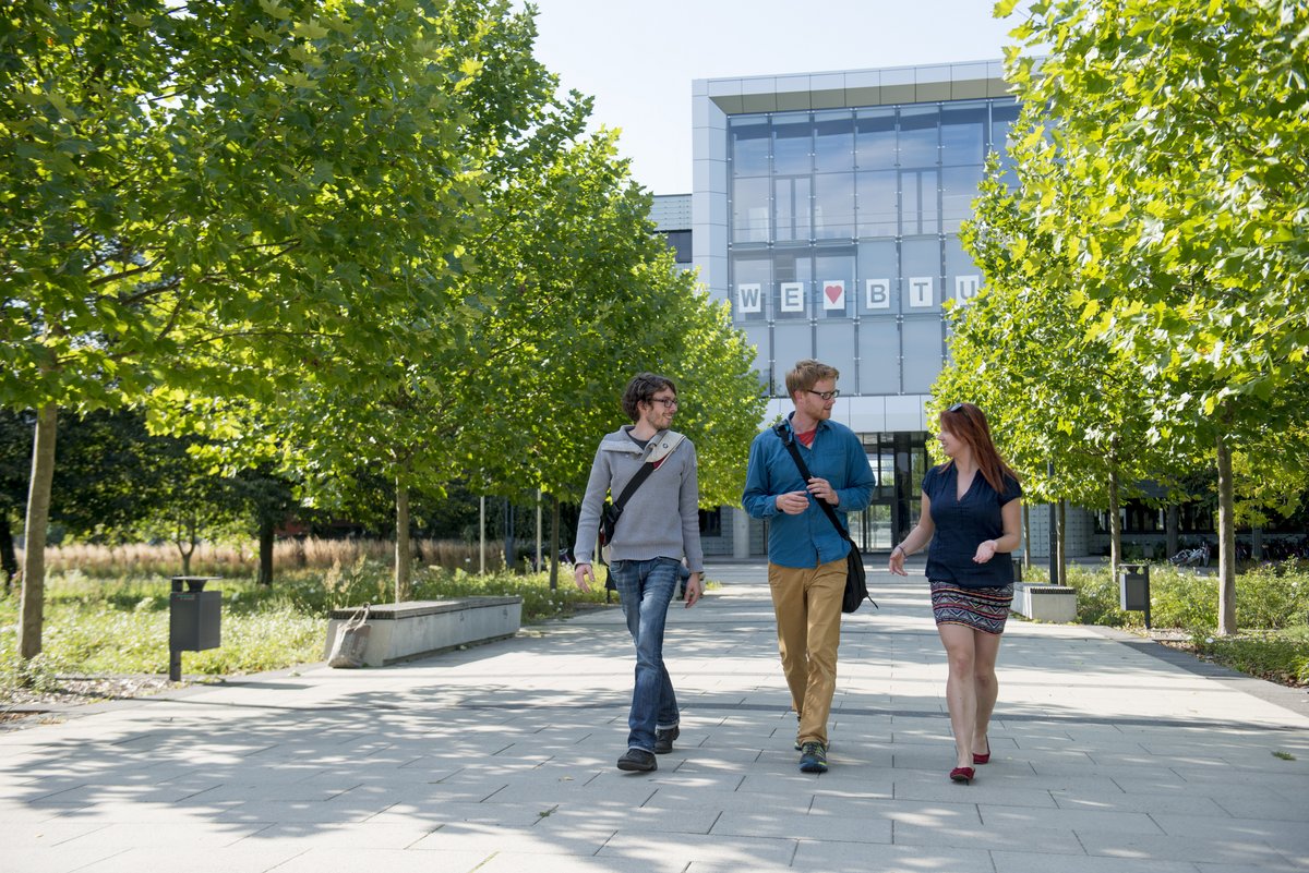 Studierende vor dem Hauptgebäude der BTU in Cottbus