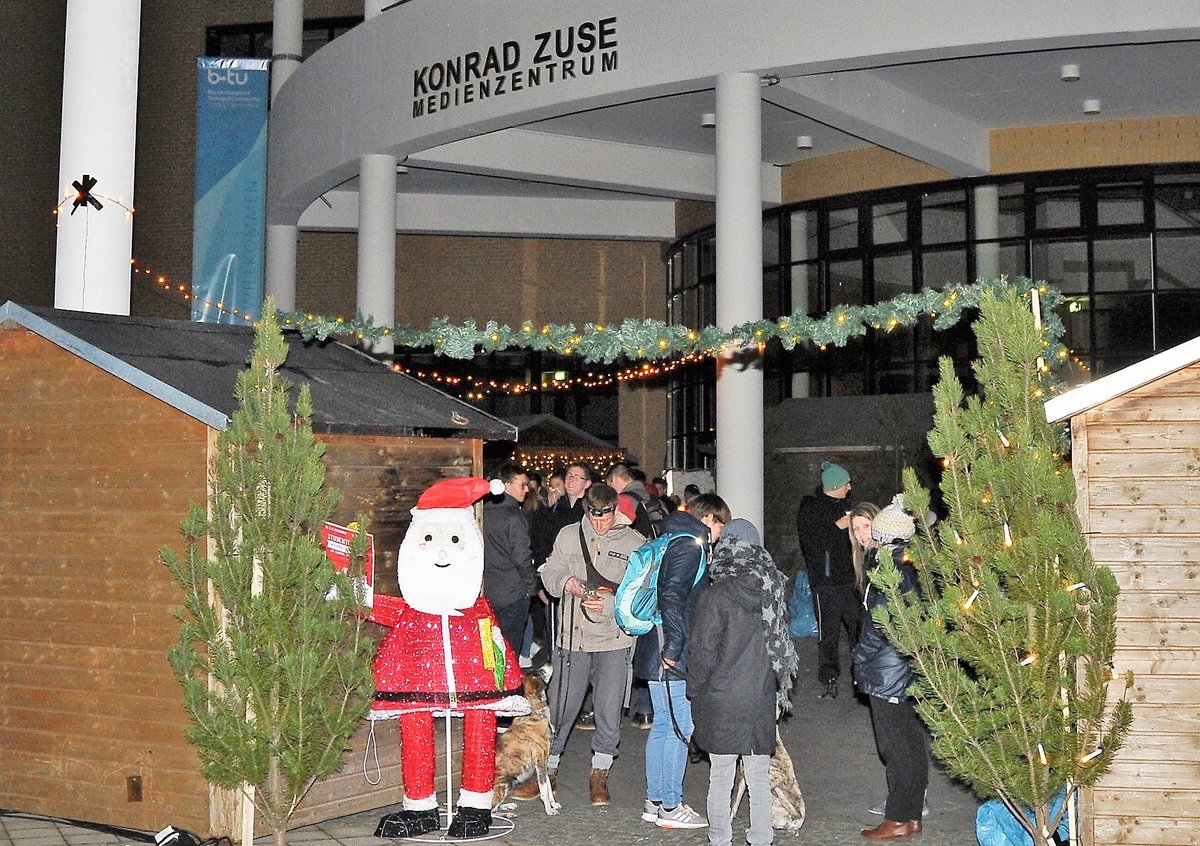 Blick in den Eingangsbereich des Weihnachtsmarktes.