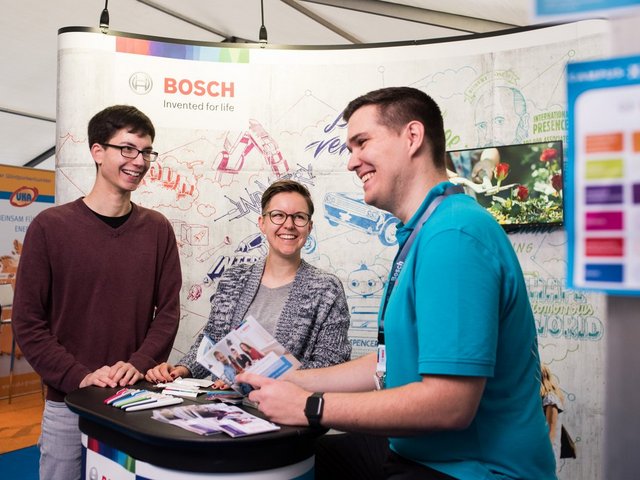Beratungssituation an einem Messestand