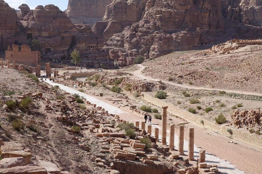 Petra, Blick auf eine Staße mit flankierenden Säulen
