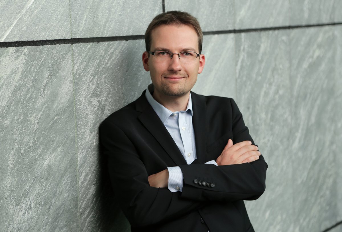 Der Lehrstuhlinhaber Rechnernetze und Kommunikationssysteme, Prof. Dr. rer. nat. Oliver Hohlfeld, im Portrait