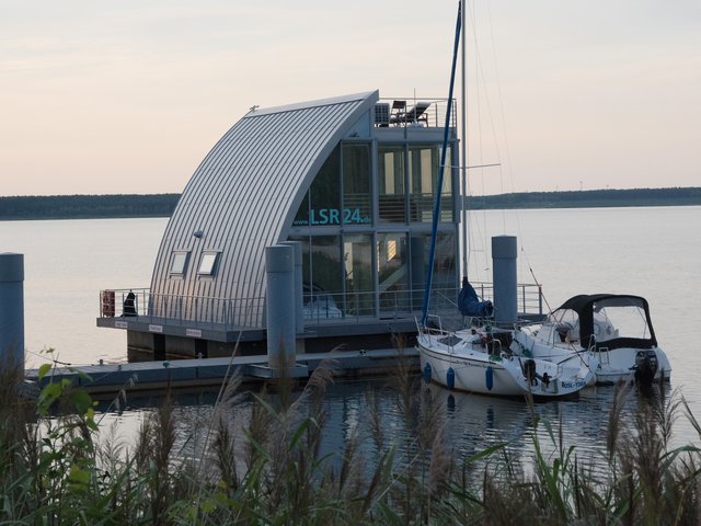 Schwimmendes Haus auf einem See
