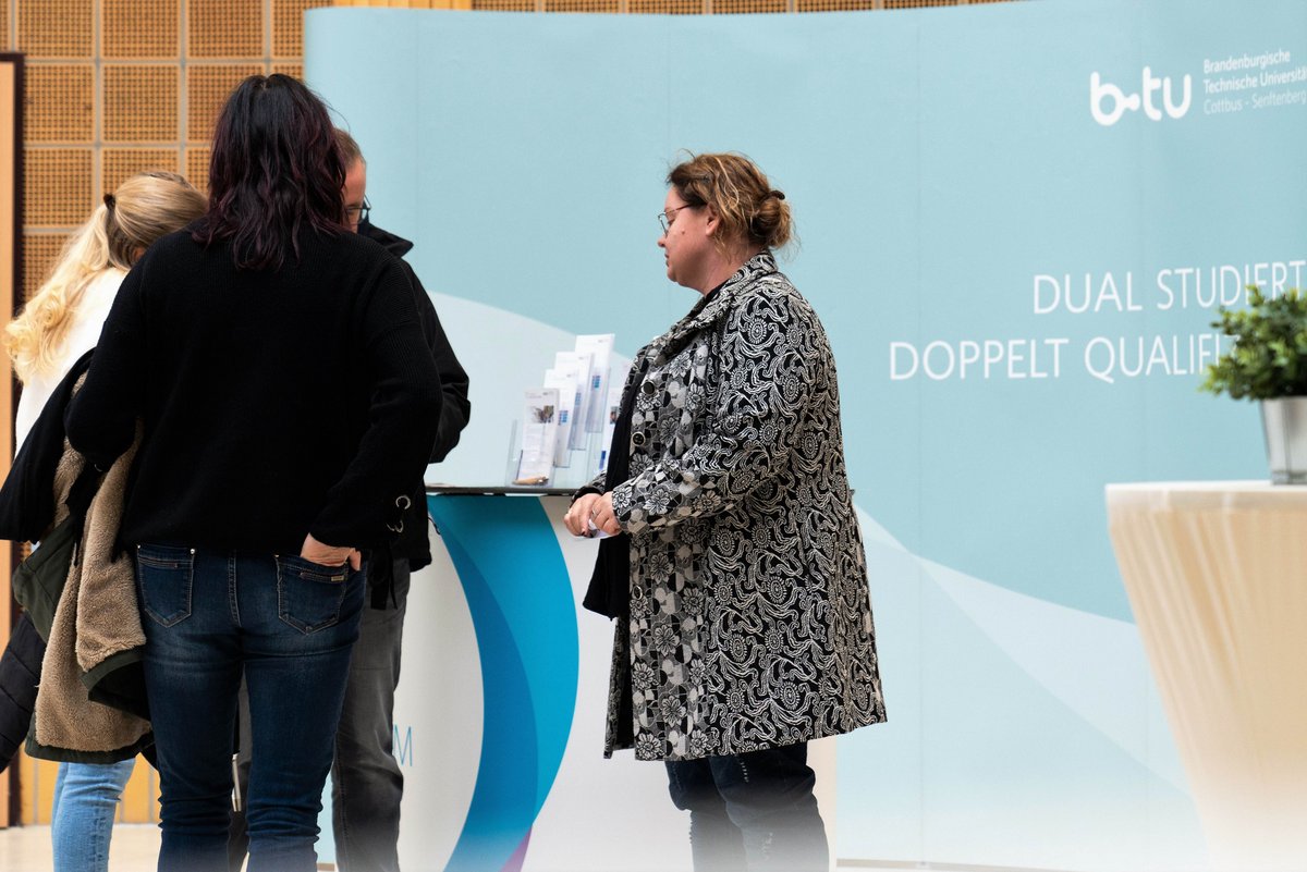 Prospective students at the dual study program booth. Photo: BTU, Sascha Thor