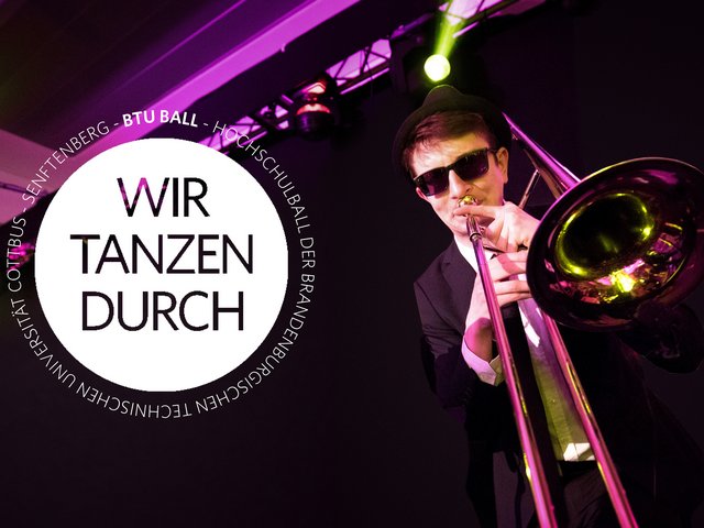 Der Posaunist der Band mit Sonnebrille auf der Bühne.