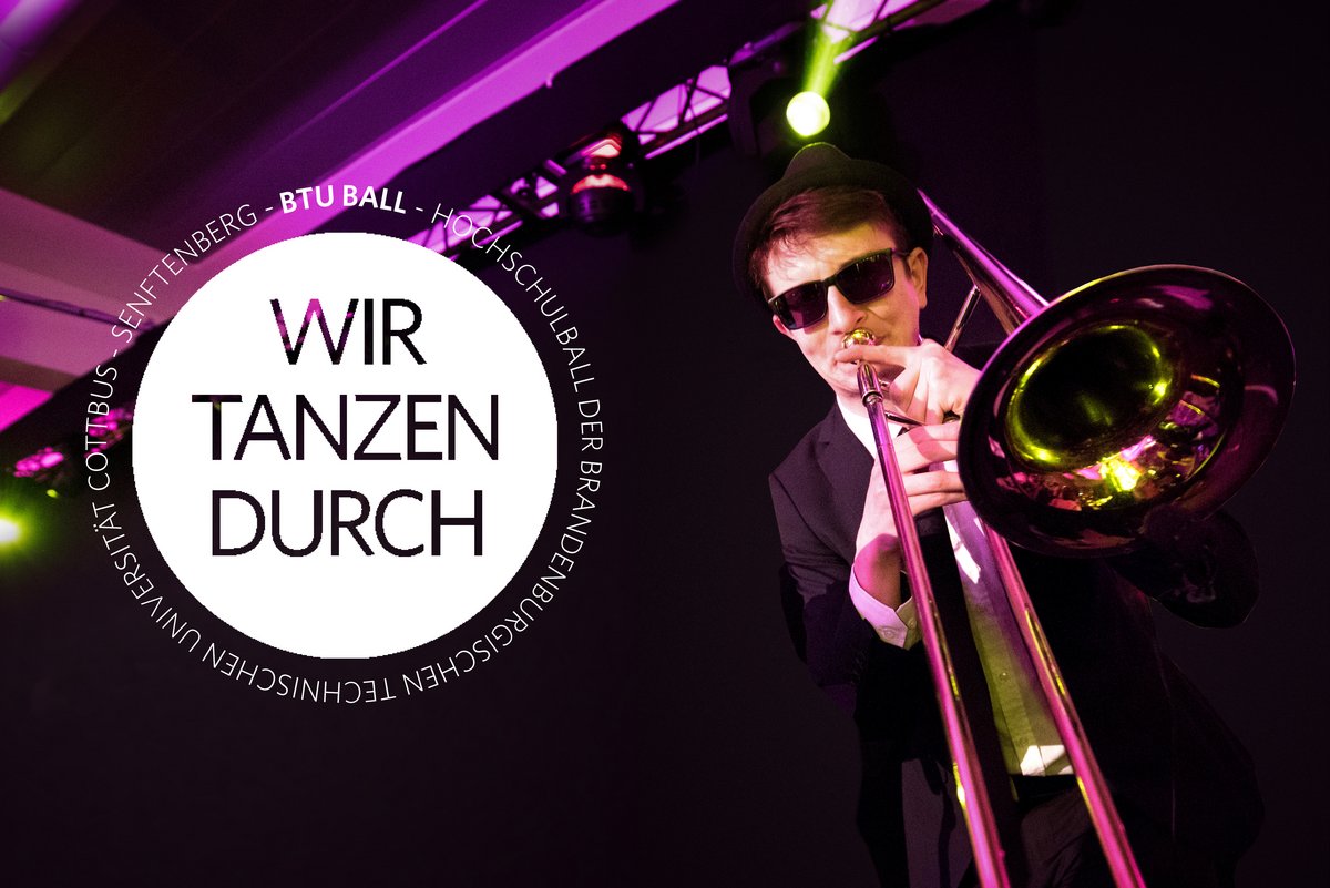 Der Posaunist der Band mit Sonnebrille auf der Bühne.