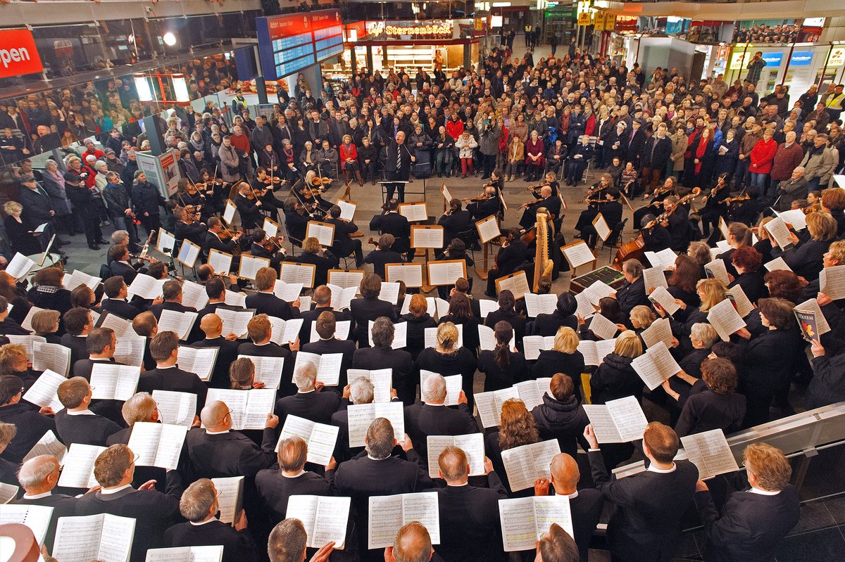 die gefüllte Bahnhofshalle bein letzten Konzert vor fünf Jahren