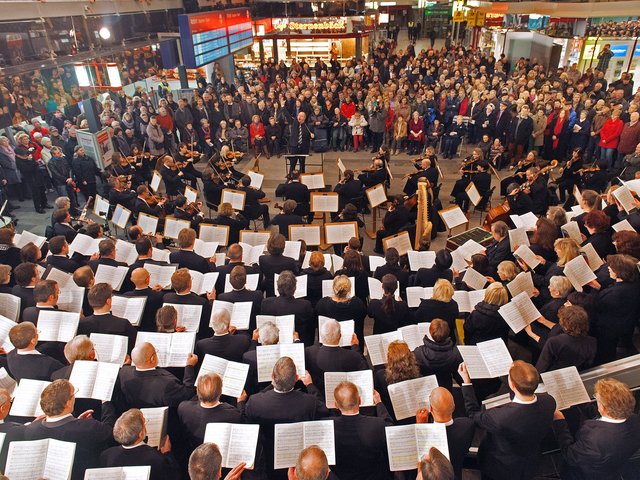 die gefüllte Bahnhofshalle bein letzten Konzert vor fünf Jahren