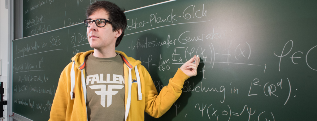 Intensive Seminararbeit im Modul Mathematik des Orientierungsstudiums Dozent vor der Tafel im Mathematik-Seminar