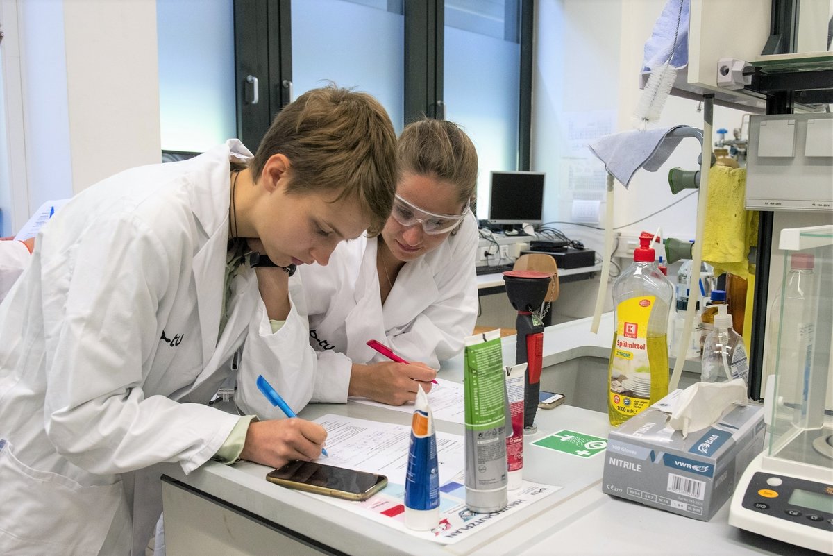 Participants in the Materials Chemistry Mint-EC Camp experiment in the lab.