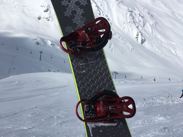 hochkant im Schnee steckendes Snowboard des Fachgebiets Leichtbau mit strukturierten Werkstoffen
